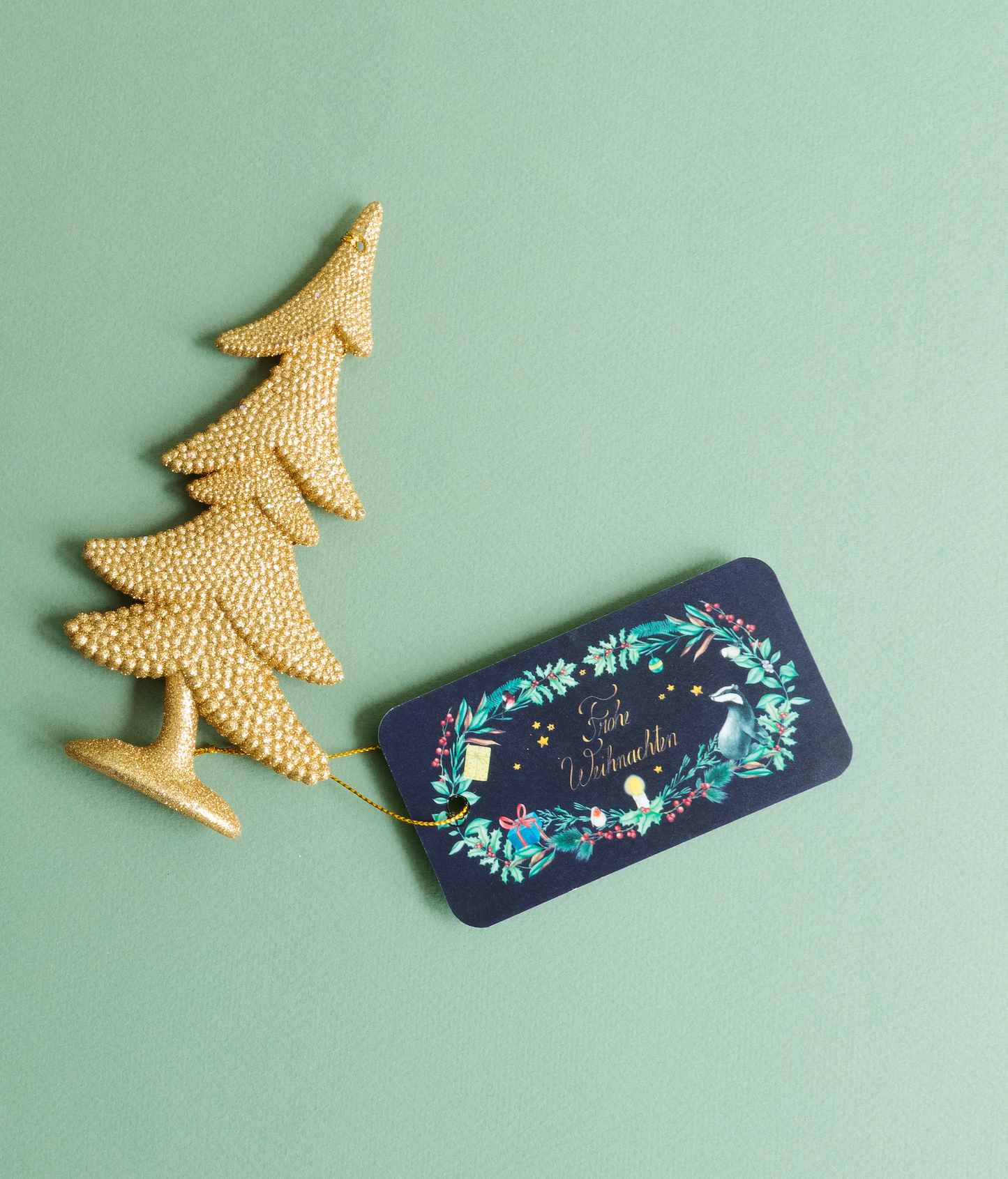Christmas stationery inspired by forest animals, painted in watercolour and printed on high-quality paper by Huber und Lerner. Showing a present tag in blue.