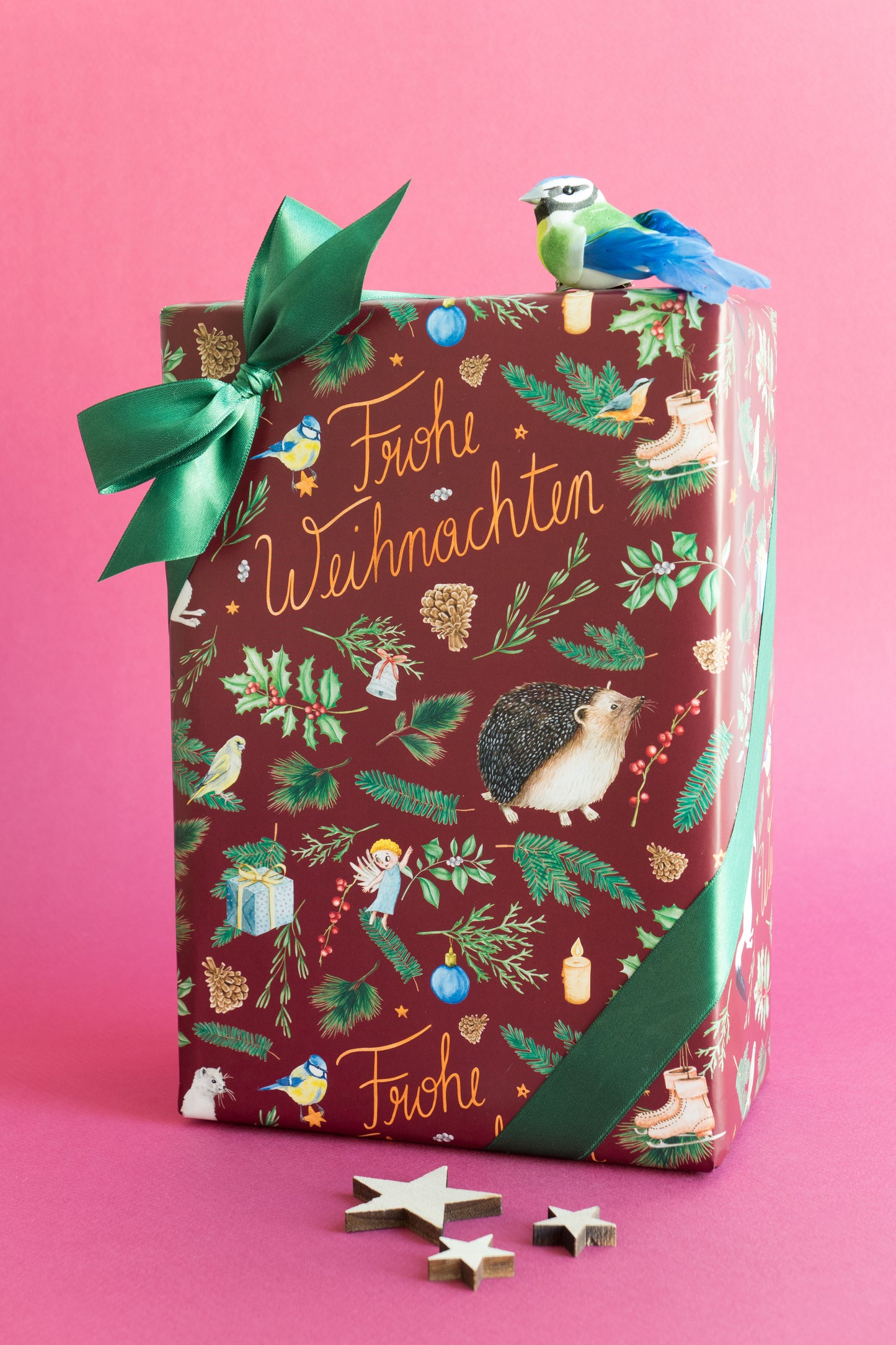 Christmas stationery inspired by forest animals, plants and an angel, painted in watercolour and printed on high-quality paper by Huber und Lerner. Showing a wrapping paper for gifts in red 01