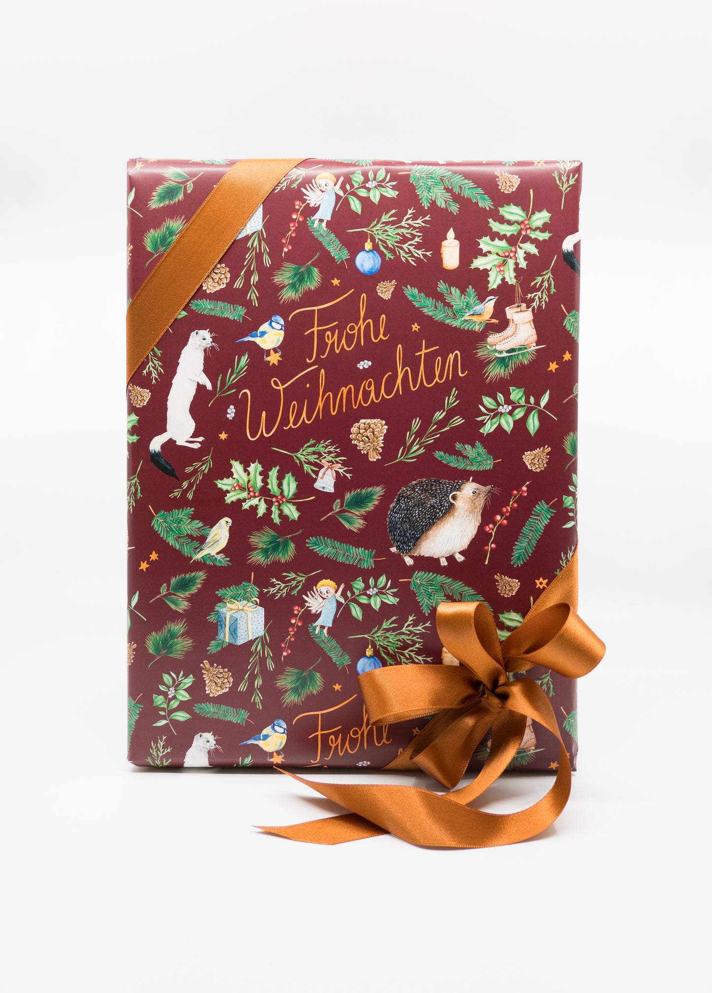Christmas stationery inspired by forest animals, plants and an angel, painted in watercolour and printed on high-quality paper by Huber und Lerner. Showing a wrapping paper for gifts in red 02